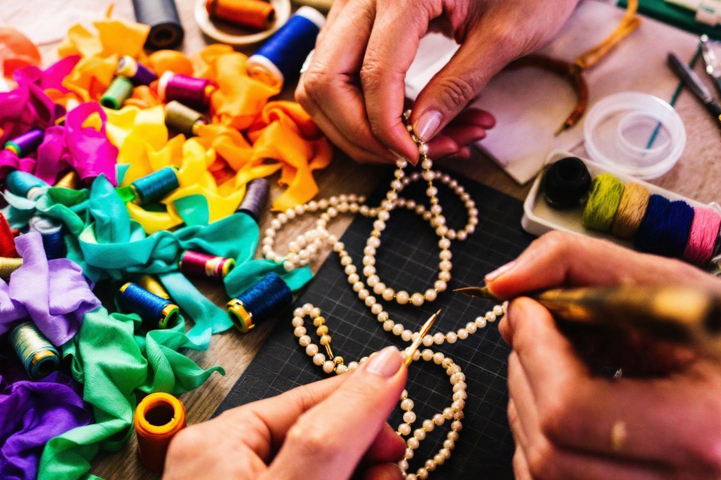 Quel fil choisir pour créer un collier de perles : guide complet