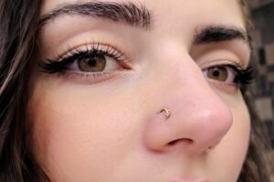 Piercing bridge : guide complet, prix, soins et bijoux adaptés
