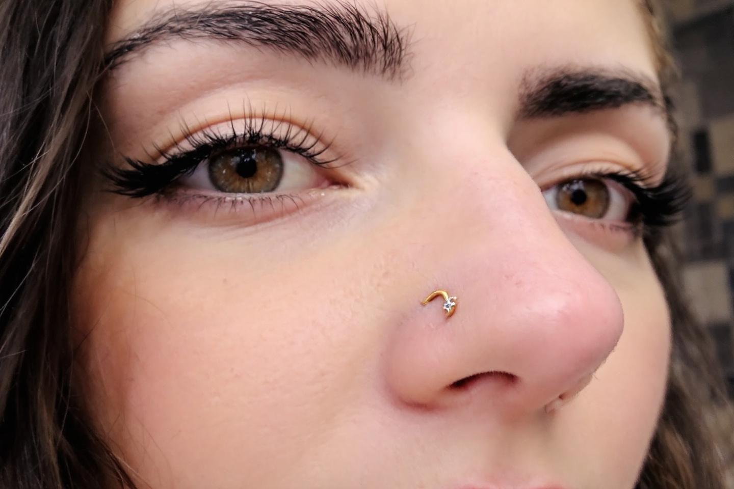 Piercing bridge : guide complet, prix, soins et bijoux adaptés
